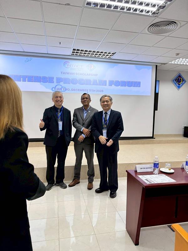 崑山科大侯順雄副校長（右1）與張慎周教授（左1）赴越南肯特大學進行學術交流。