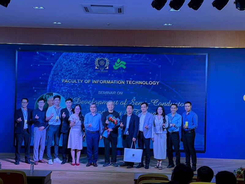 崑大赴越南2所大學進行學術交流，電機系張慎周教授（右6）於嘉定大學舉辦專題演講。