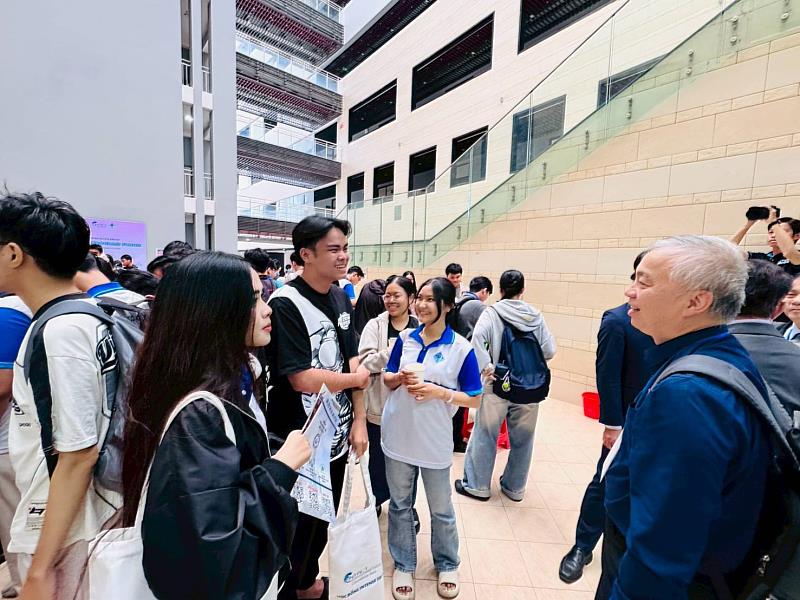 張慎周教授(右)與肯特大學學生互動,介紹促進國際生來臺暨留臺實施計畫。