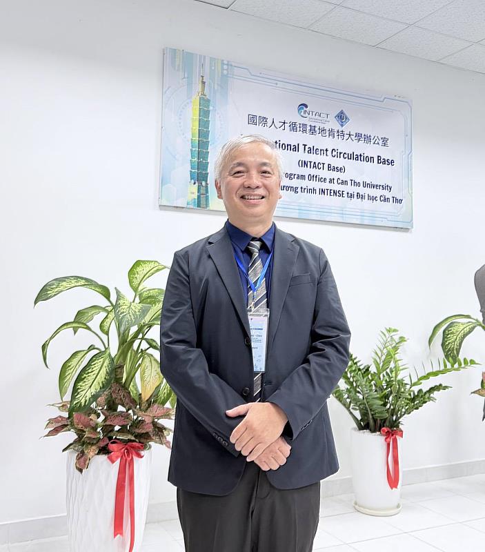 張慎周教授參觀國際人才循環基地肯特大學辦公室。