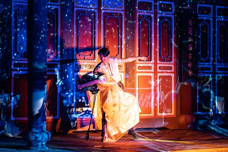 12月27日18：20、19：20場次將搭配「當代傳奇劇場」加長特別版20分鐘舞蹈演出。