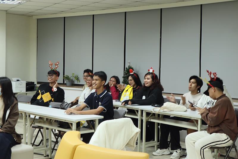 學生透過互動遊戲交流情誼。