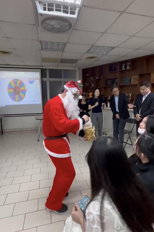 職涯中心主任邱韋丞扮成聖誕老公公驚喜現身，讓師生又驚又喜。