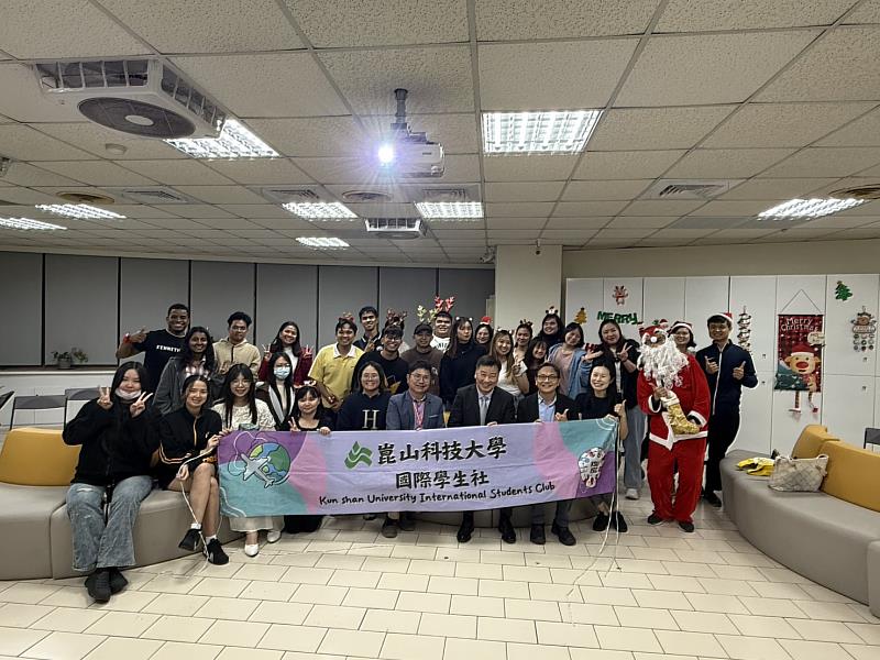國際學生社舉辦永續綠色聖誕派對,師生全體合影。