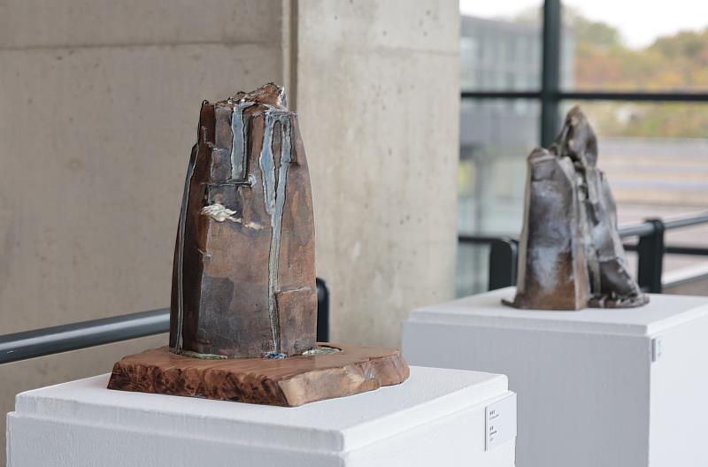 「臥石眠雲－傅楓宸陶藝展」39組件陶藝作品構築山水場景，引觀者尋幽訪勝。