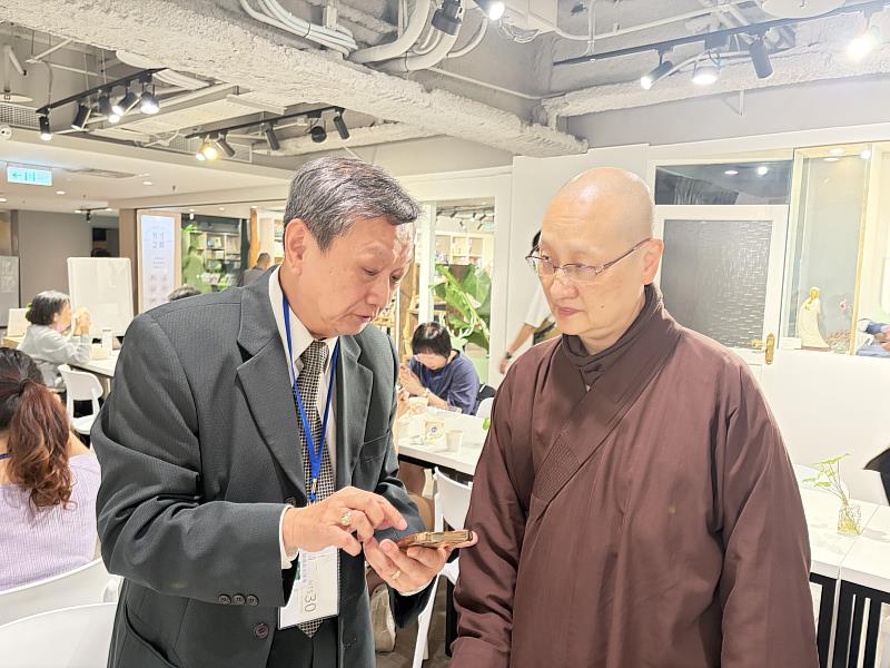 世界宗教博物館發展基金會執行長顯月法師與宗教代表交流。(圖由世界宗教博物館提供)