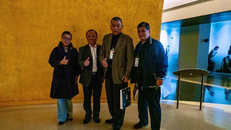 世界宗教博物館館長馬幼娟(左1)、內政部宗教及禮制司司長林振祿(左2)與宗教代表開心合影。(圖由世界宗教博物館提供)