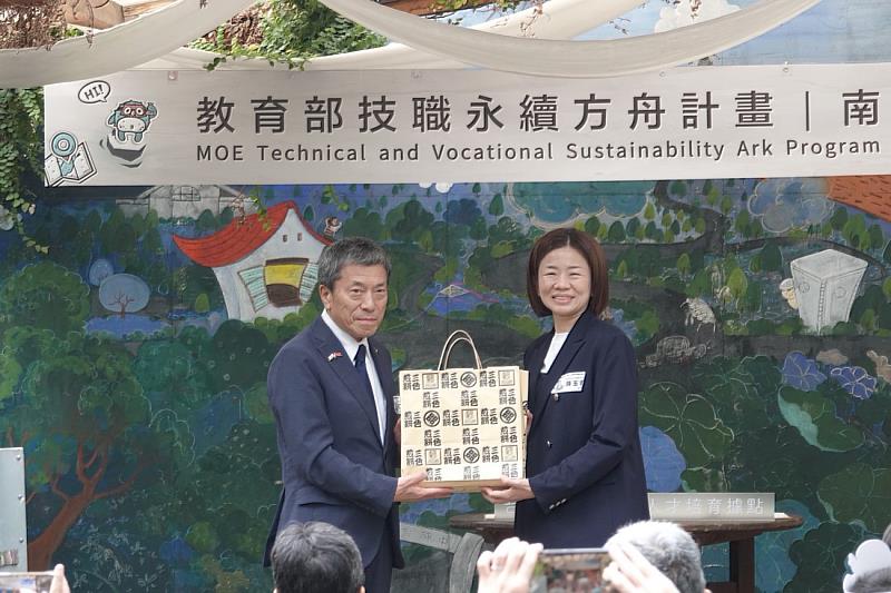 教育部技職司陳玉君委員與一關市市長佐藤善仁交換禮品。