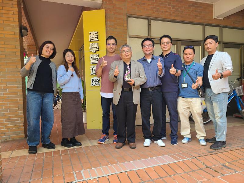 高科大產學長謝其昌（左4）帶領輔導團隊接受園管局「綜效卓越團隊」獎肯定，特別在AI、低碳、自動化的導入成績斐然，展現高科大機械領域的堅強輔導實力。其中一個高軟園區輔導案例「機械手臂式加盟」（有鳴與十九甲雞排聯名）在今年台北國際加盟展推出97套的漂亮成績。