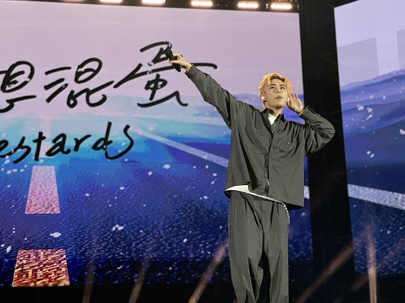 王品集團邀請高人氣樂團理想混蛋擔任表演嘉賓炒熱尾牙氣氛。