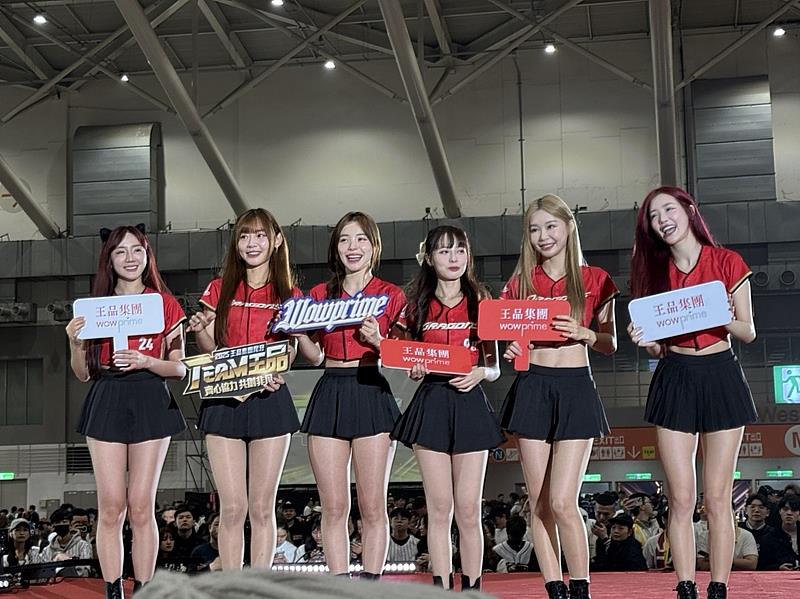 王品尾牙邀請味全龍小龍女李多慧,帶著啦啦隊成員高唱TEAM王品應援曲熱血開場。