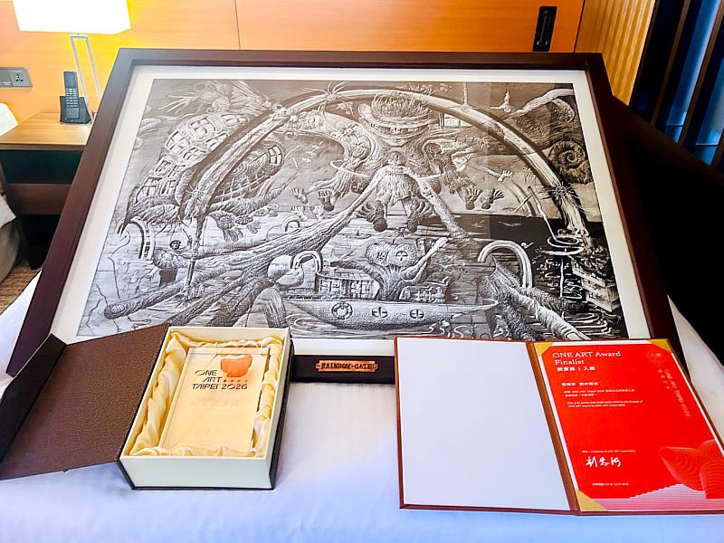 朝井颯志得獎作品與新賞獎獎牌、獎狀合影，作品以神話寓言回應文明與自然失衡的當代議題。