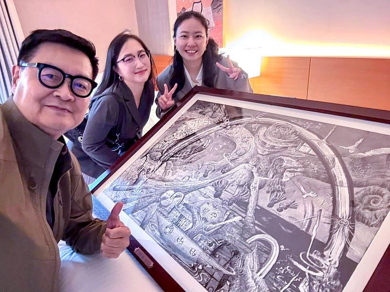 中華民國畫廊協會資深顧問陸潔民（左）與鶯歌光點藝術中心夥伴於朝井颯志得獎作品《彩虹門》前合影，共同見證新賞獎榮耀時刻。