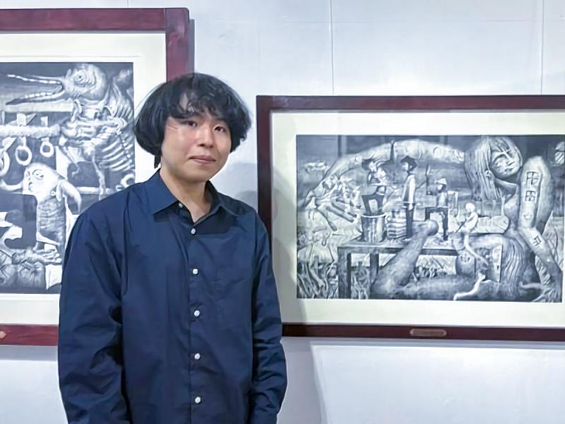 藝術家朝井颯志以銅版畫為主要創作媒材，作品擅長結合錯視效果與精密構圖，形成獨特的觀看體驗。