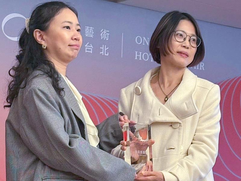 鶯歌光點藝術中心代藝術家朝井颯志於藝術台北2026展前記者會中領取新賞獎優選獎，創作成果獲得評審肯定。