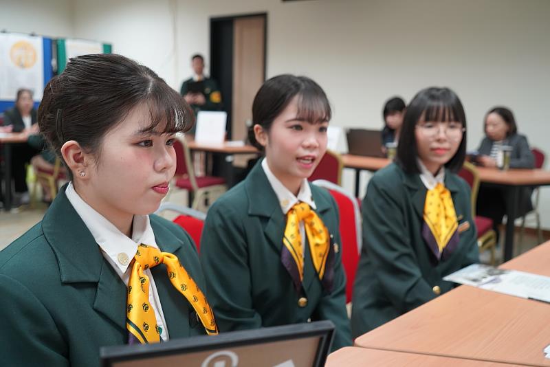 旅館系同學好整以暇從容面試。