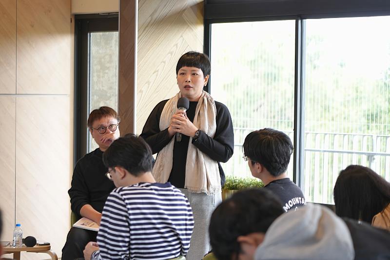 113年教師組新詩優選得獎者林佳儀將創作比喻成螢火蟲的螢光，既能讓自己發光成為特別的存在，也能說出屬於自己的聲音。