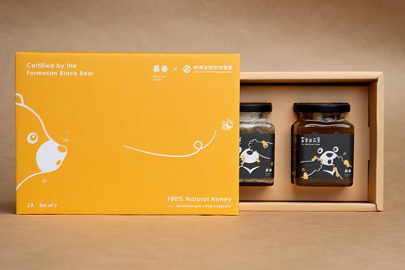 禮盒以蜂箱概念作為設計發想，搭配黑熊視線跟隨蜂蜜找尋香味來源。