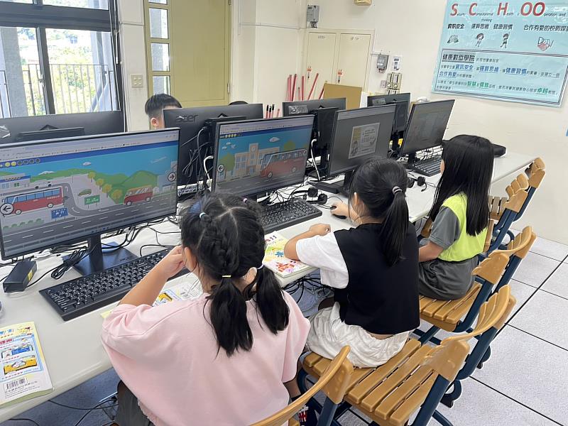 遠通、uTagGo攜手靖娟基金會推動《校外教學安全Go》線上闖關遊戲進校,方便老師、同學使用平板、電腦等數位工具學習道安。