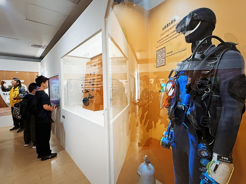 展出第一線水下考古員的專業水肺潛水裝備。