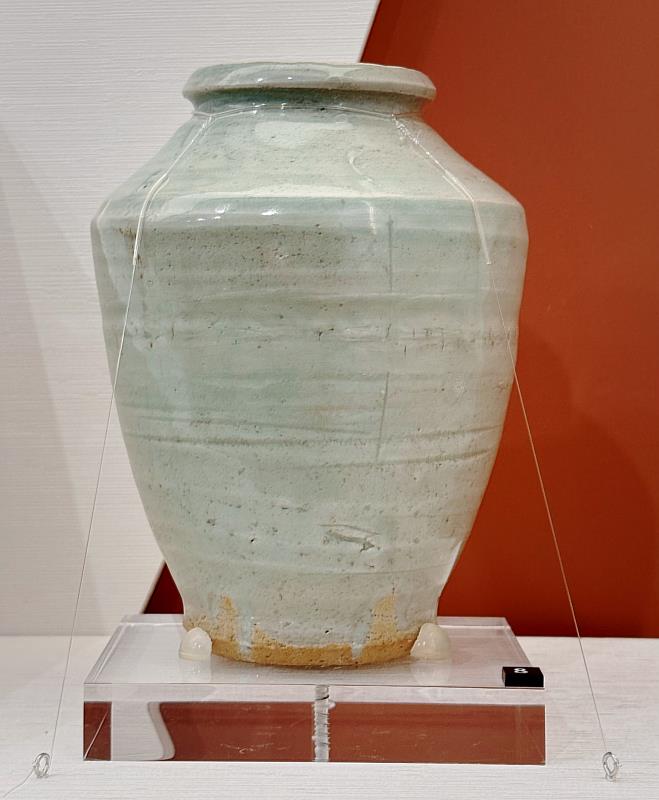 展出難得一見的完整「安平壺」出水真品。