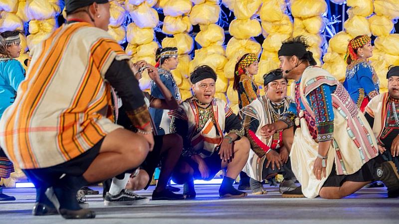 舒米恩攜手部落青年快閃 為2026東博會暖身開唱（台東縣府照片提供）