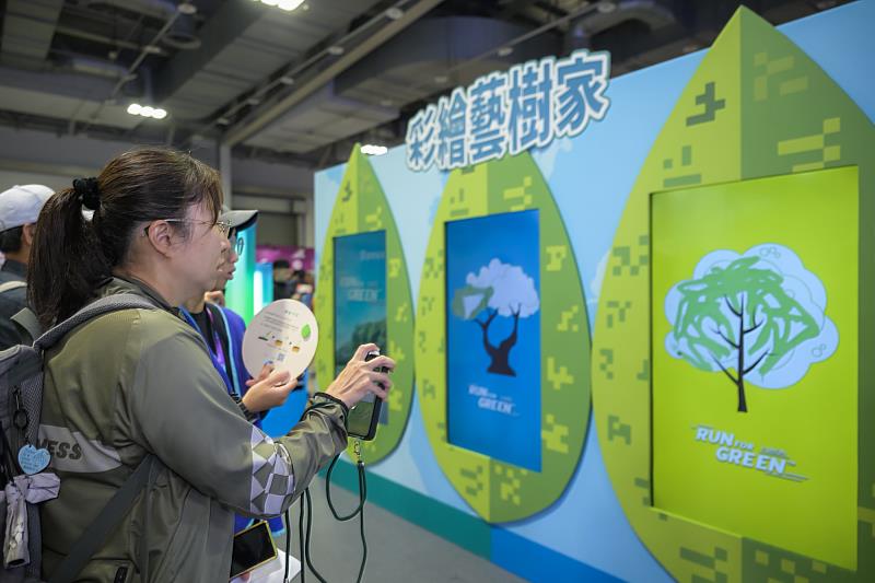 2025 馬拉松運動博覽會,富邦攤位也「彩繪藝樹家」互動遊戲,吸引許多民眾參與並畫出屬於自己的台灣原生種植物。