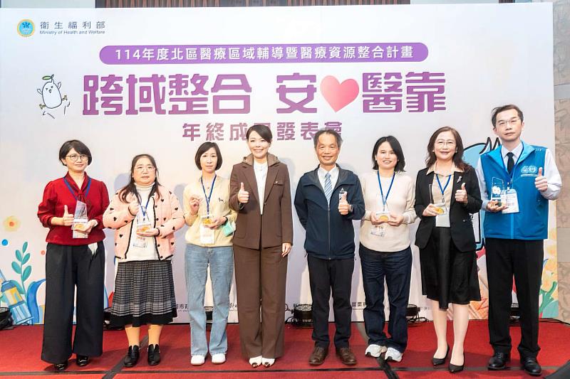 高虹安市長頒獎表揚績優醫療院所。