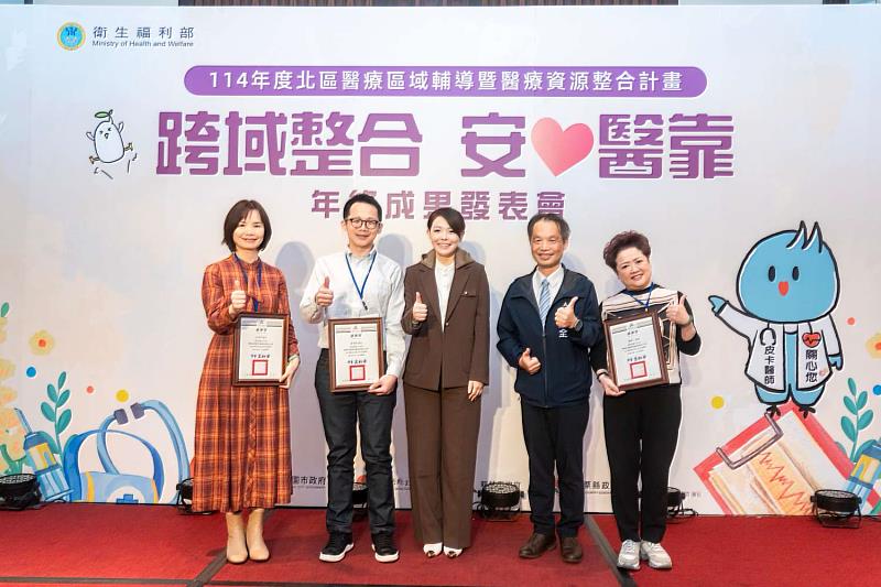 高虹安市長頒獎表揚委員們。