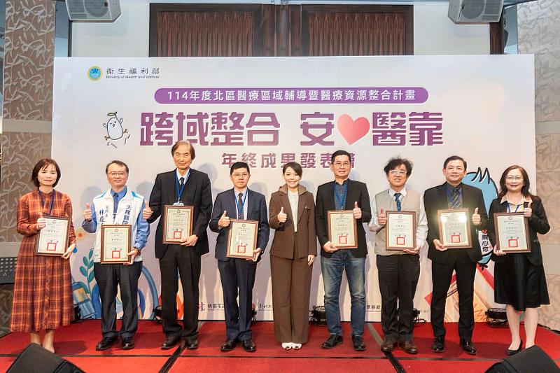 高虹安市長頒獎表揚委員們。