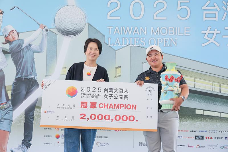 2025台灣大哥大女子公開賽舉行頒獎典禮，由台灣大企業服務事業商務長朱曉幸（左），將冠軍獎金200萬元與獎盃，頒贈給泰國好手帕查拉朱達（P.K. Kongkraphan）（右）。