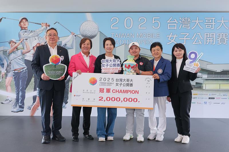 2025台灣大哥大女子公開賽舉行頒獎典禮，由泰國小鋼砲帕查拉朱達奪下今年冠軍。（左起：亞洲高爾夫領袖論壇秘書長Paul Park、TLPGA理事長劉依貞、台灣大企業服務事業商務長朱曉幸、冠軍選手帕查拉朱達、KLPGA副理事長金美會與台豐球場副總經理謝袖盈）