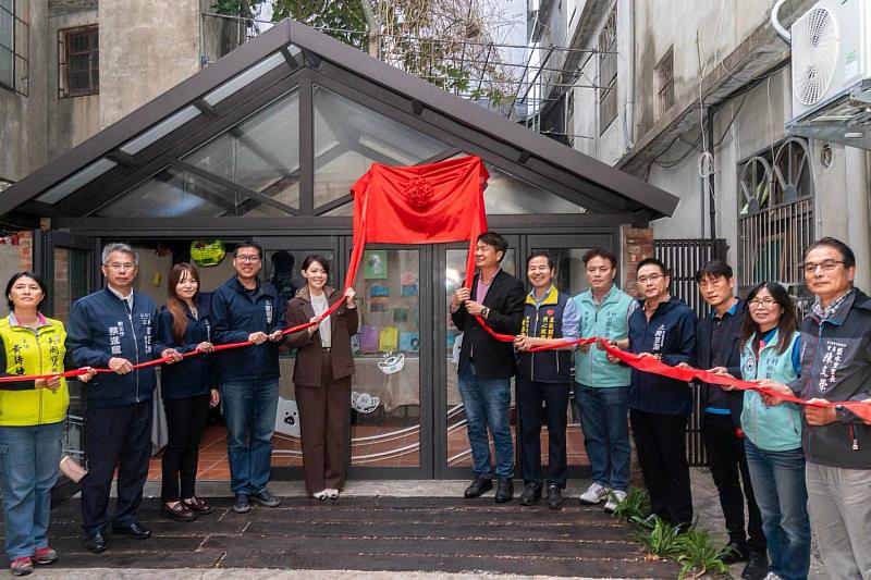市長高虹安與貴賓共同揭牌。