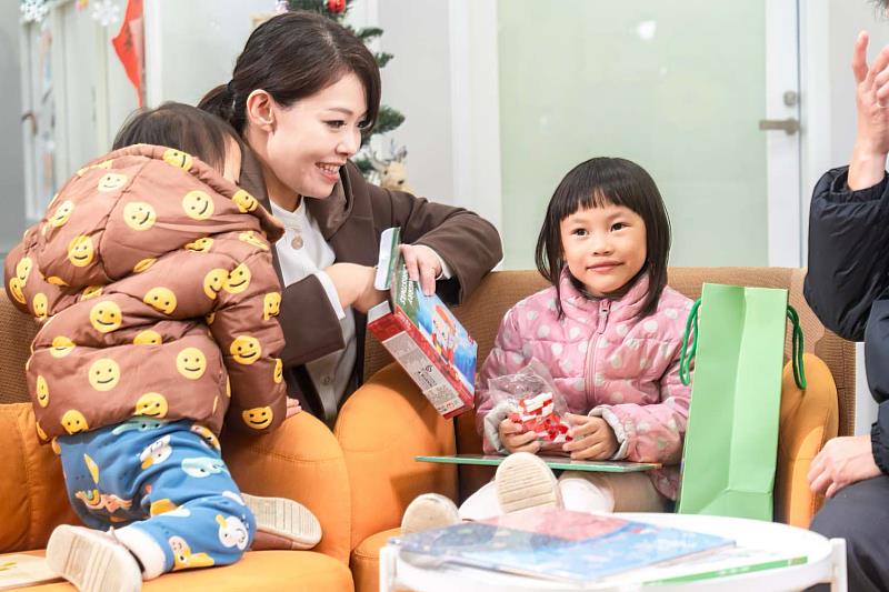 竹市心願卡圓夢傳遞愛 高虹安市長親送禮物溫暖弱勢孩子