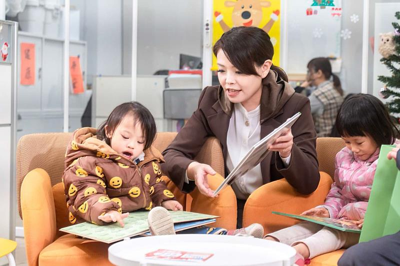 竹市心願卡圓夢傳遞愛 高虹安市長親送禮物溫暖弱勢孩子