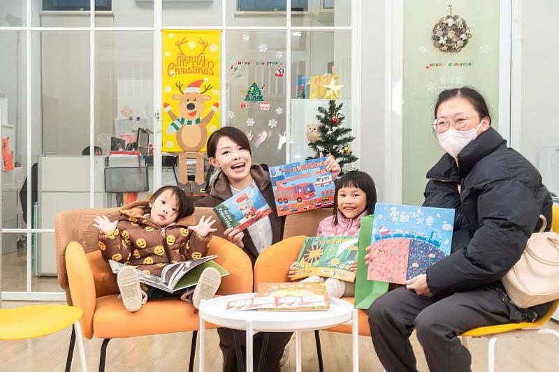 竹市心願卡圓夢傳遞愛 高虹安市長親送禮物溫暖弱勢孩子