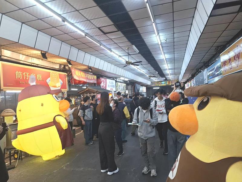 民眾排隊與夜奇鴨合照。