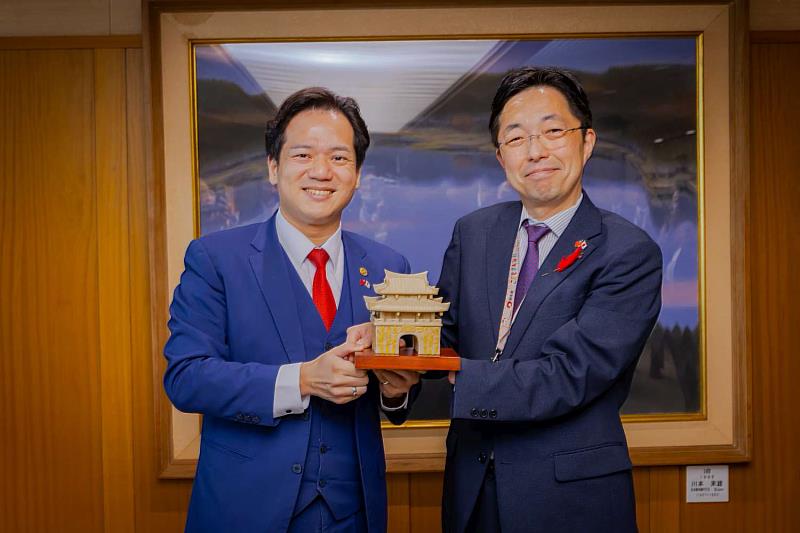 邱臣遠副市長致贈木村敬知事竹塹城石雕。
