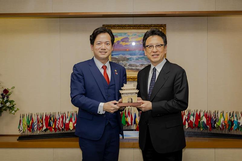 邱臣遠副市長致贈大西一史竹塹城石雕。