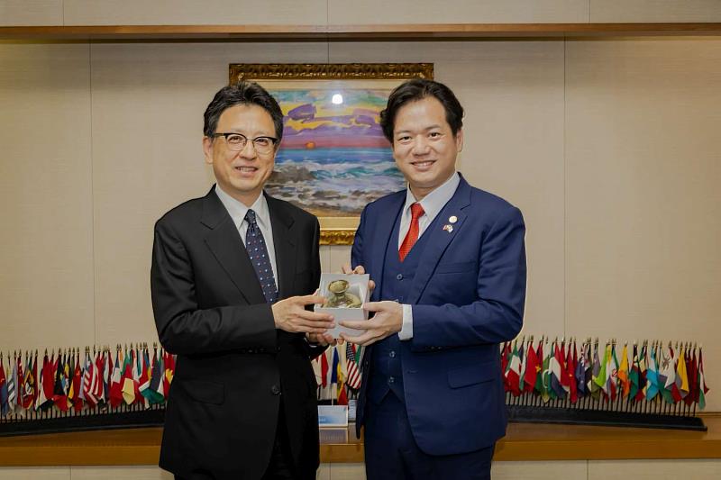 大西一史市長致贈邱臣遠副市長熊本市盛酒傳統陶器。