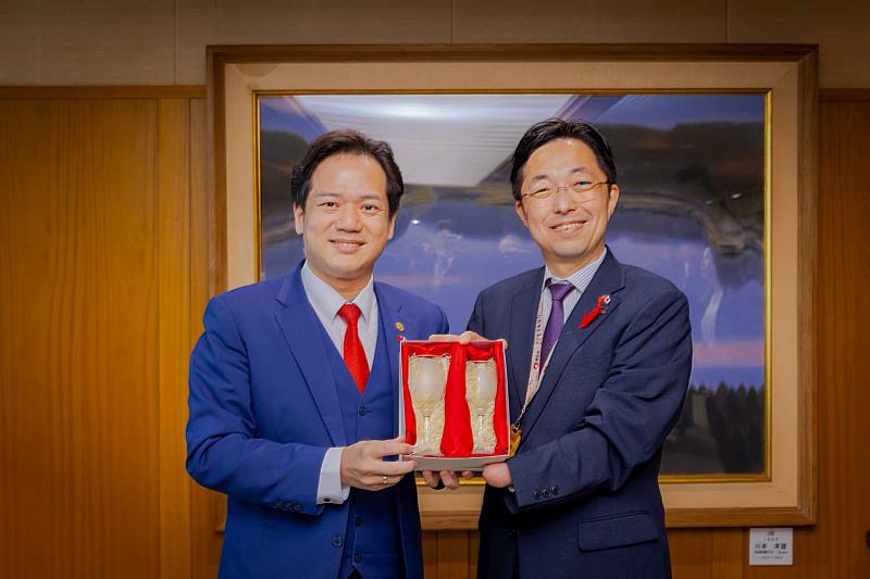 木村敬知事致贈邱臣遠副市長印有熊本熊的紅酒杯。