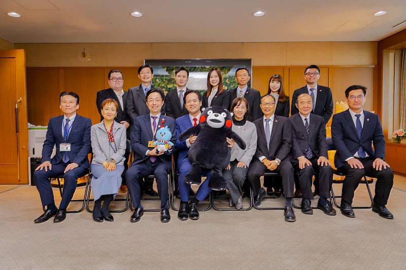 新竹市訪團與熊本縣府成員合照。