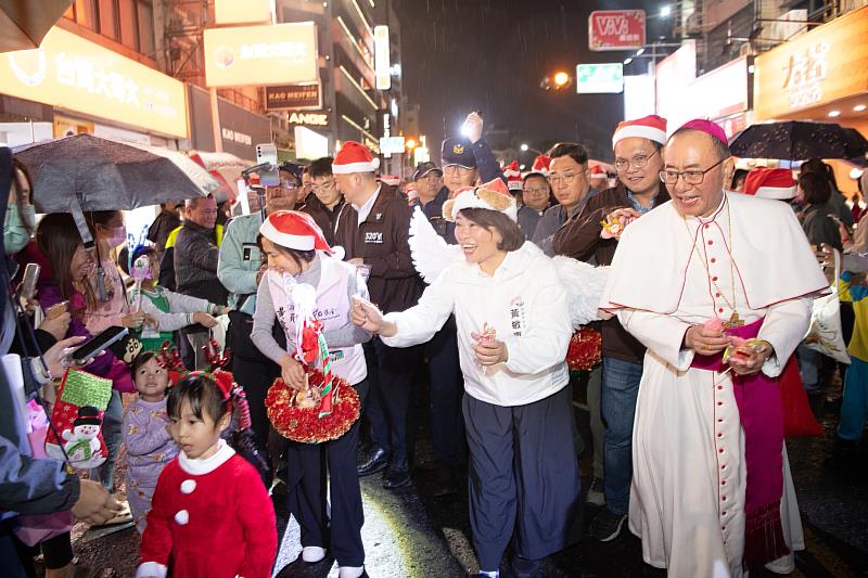 黃敏惠市長分送糖果與祝福。
