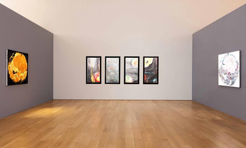 「共鳴:光、愛與色彩的交響」匯聚達米恩.赫斯特(Damien Hirst)、喬治・巴塞利茲(Georg Baselitz)、黃光男、江賢二、薛保瑕、蘇孟鴻、紀嘉華等16位重要當代藝術家。