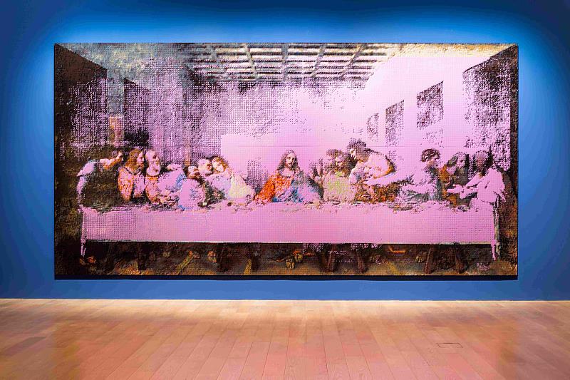 艾未未以經典宗教壁畫為原型，運用37萬個樂高積木打造近7米寬的《最後的晚餐（粉紅）》（The Last Supper in Pink）。