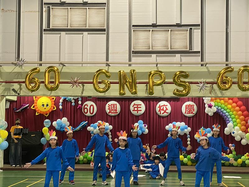 新竹市政府秘書長張治祥出席，與師生歡慶「港南國小60週年校慶 」。