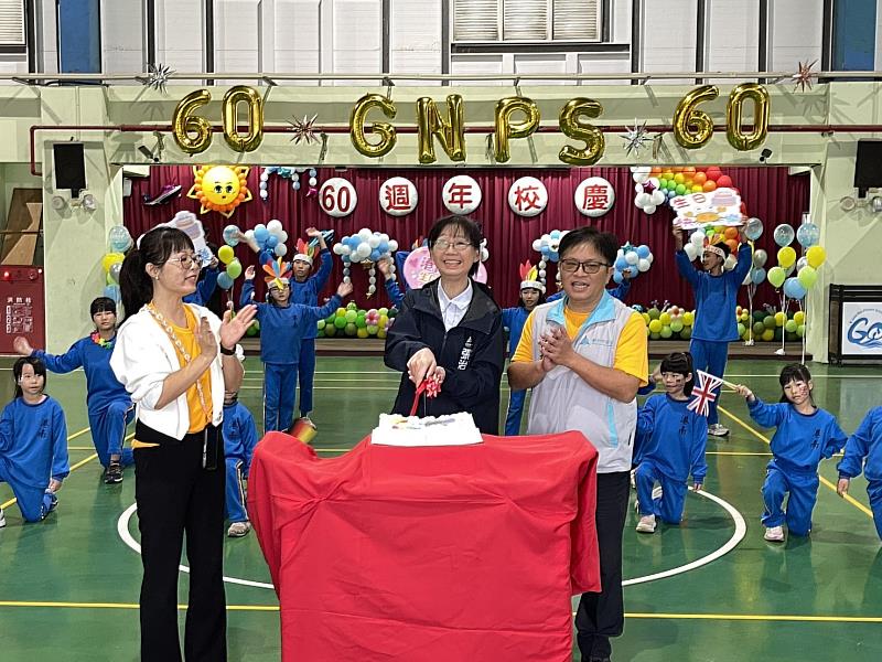 新竹市政府秘書長張治祥出席，與師生歡慶「港南國小60週年校慶 」。