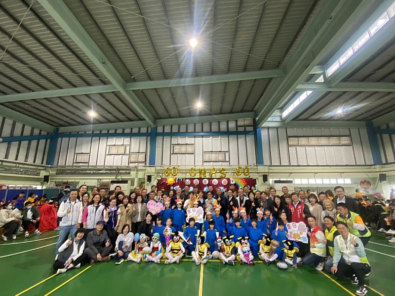 新竹市政府秘書長張治祥出席，與師生歡慶「港南國小60週年校慶 」。