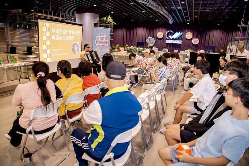 多障天使廖庭澔，以動人的手風琴演出，傳出堅毅與音樂的力量。