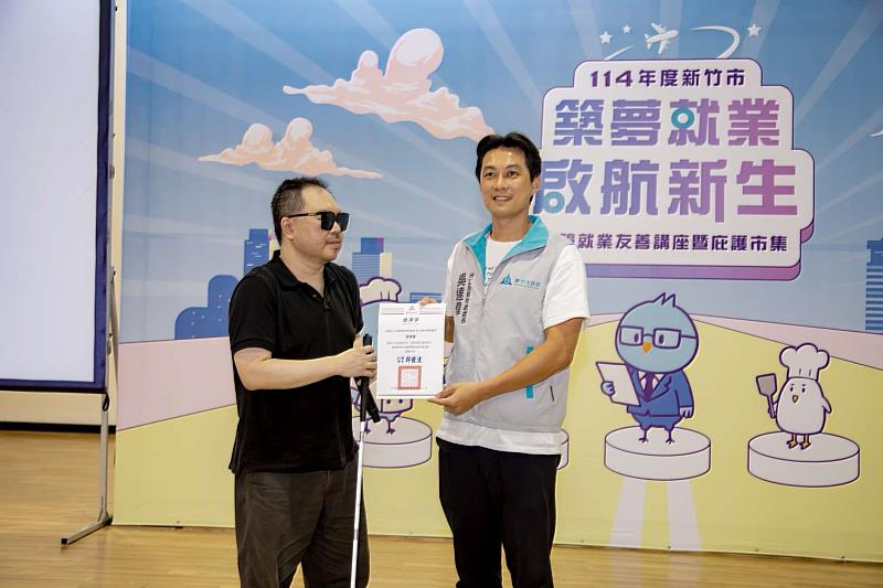 邀請陽明交通大學首位視障博士甘仲維，分享點亮黑暗的無障礙跨領域應用。